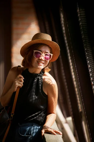 Hasır Şapkalı Güzel Asyalı Kadın Mutluluktan Gülümsüyor Metal Duvarın Içinde — Stok fotoğraf