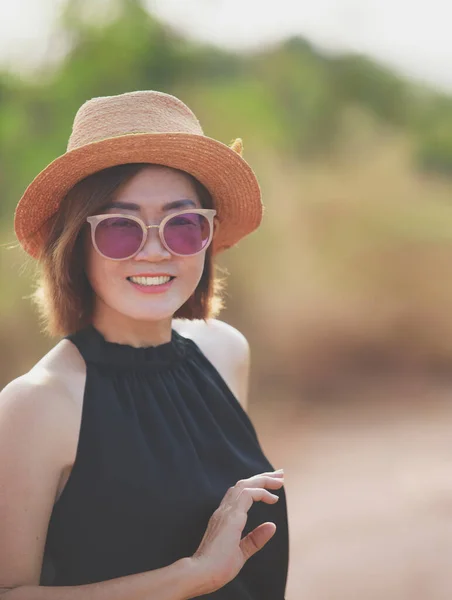 Güzel Asyalı Kadın Mutluluktan Gülümsüyor Dışarıda Duruyor Sağ Elini Kaldırıyor — Stok fotoğraf