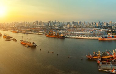 Bangkok gökdeleninin şehir manzarasına karşı Chaopraya nehri ve nakliye iskelesinin yüksek açılı görüntüsü