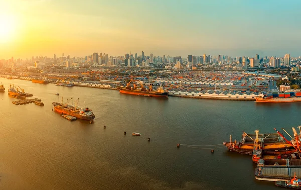 Hoge Hoek Uitzicht Chaopraya Rivier Scheepvaart Dock Tegen Stadsgezicht Van — Stockfoto
