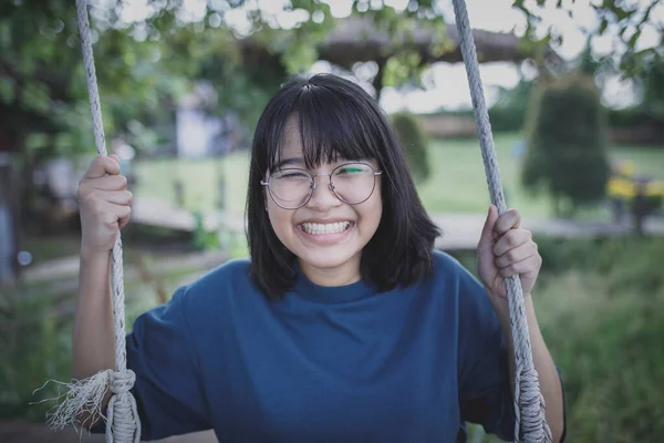 Asiatische Teenager Zahmes Lächeln Mit Glücksgesicht Kinderpark — Stockfoto