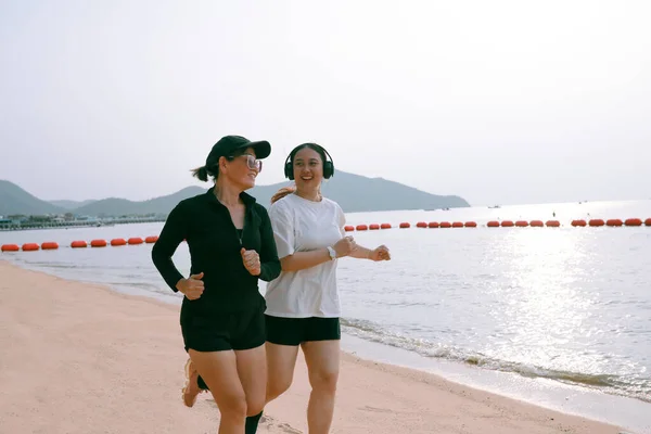 Casais Asiático Mulher Correndo Mar Praia Com Felicidade — Fotografia de Stock