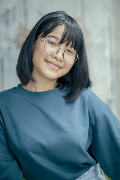 Porträt Eines Asiatischen Teenagers Der Glücklich Lässiger Kleidung Lächelt — Stockfoto