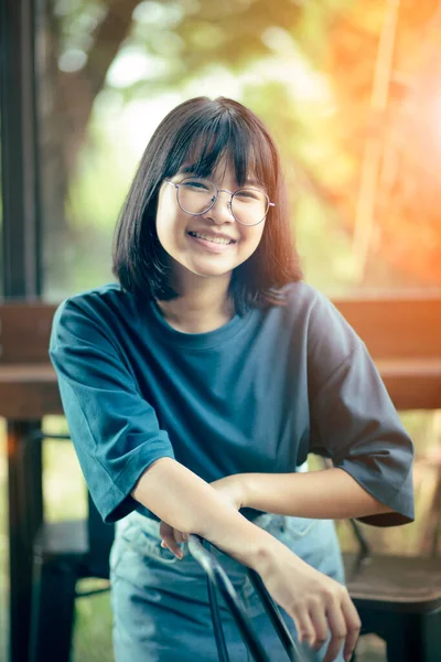 Aziatische Tiener Tand Glimlachen Met Geluk Gezicht Staan Huis Woonkamer — Stockfoto