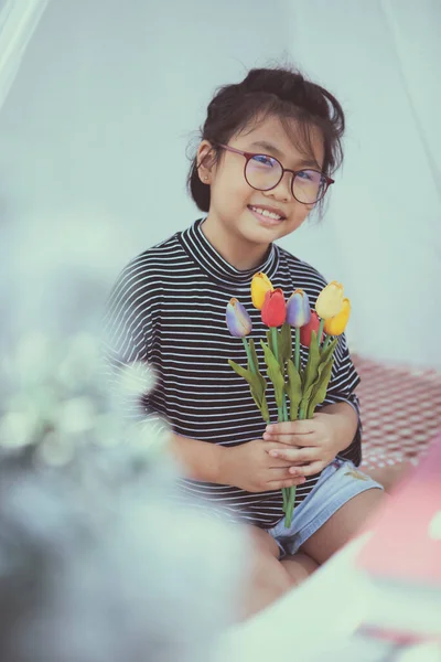 Asiático Niño Holding Artificial Tulipán Flor Mano Toothy Sonriendo Con —  Fotos de Stock
