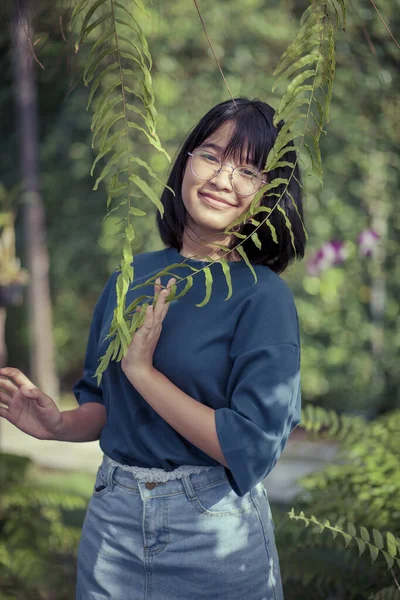 Asiatischer Teenager Entspannt Sich Botanischen Garten Des Farns — Stockfoto