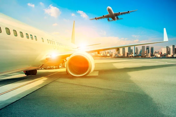 Parkeren Van Passagiersvliegtuigen Bij Luchthaventerminal Andere Naderingen Voor Landing Landingsbaan — Stockfoto