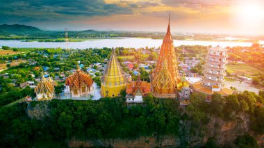 Wat Tumseau 'nun yüksek açılı manzarası. Tayland' ın batısındaki Kanchanaburi 'nin en popüler seyahat yerlerinden biri.
