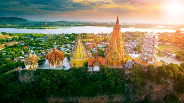 タイのカンチャナブリ西部で最も人気のある旅行先の1つであるタンソーの高い角度の眺め — ストック写真