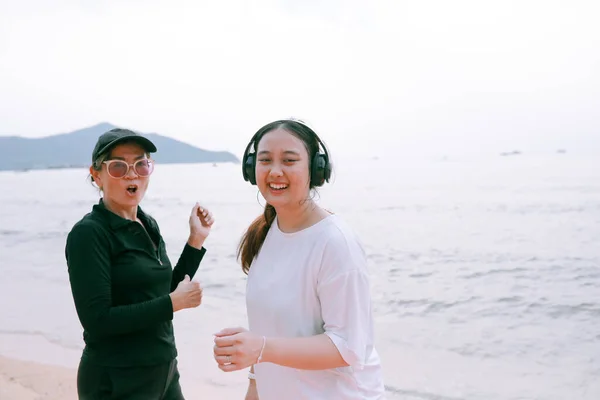 两名亚洲女人穿着休闲装 穿着快乐的衣服在海滩上 — 图库照片