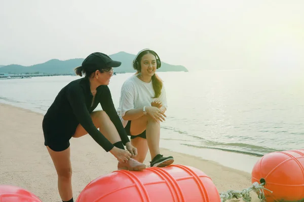 Twee Aziatische Vrouw Stretching Voor Oefening Zee Strand — Stockfoto