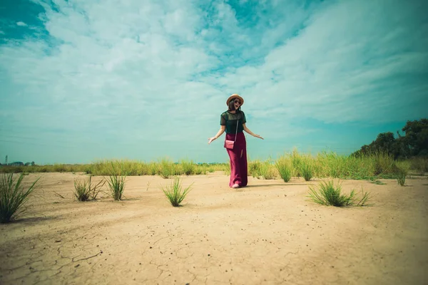 Dorywcza Kobieta Stojąca Brudnej Ziemi Zdenerwowanym Aktorstwem — Zdjęcie stockowe