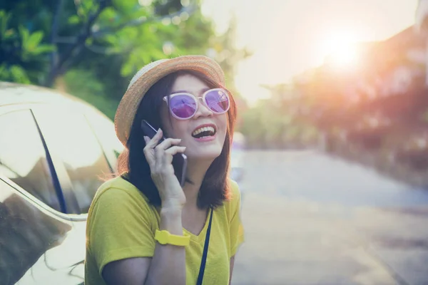 Kobieta Rozmawia Przez Telefon Szczęśliwą Twarzą — Zdjęcie stockowe