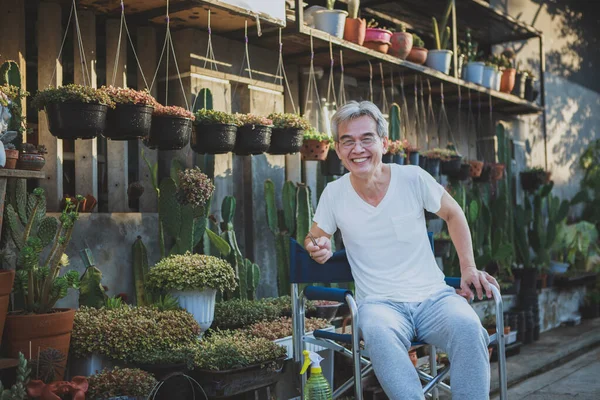 Azji Starszy Mężczyzna Uśmiecha Się Szczęśliwy Twarz Domu Ogród — Zdjęcie stockowe