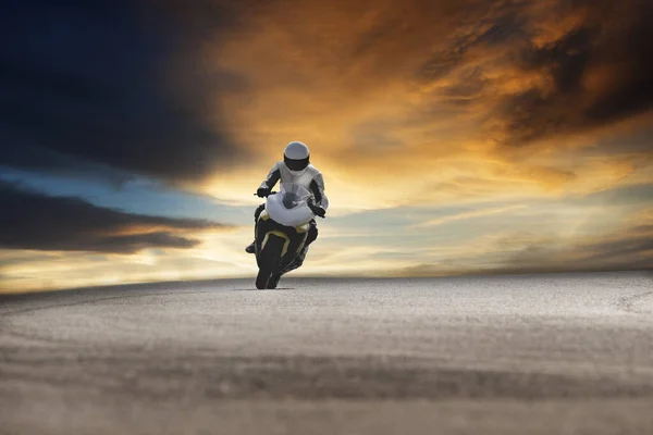 Человек Езда Спортивном Мотоцикле Бетонной Дорожке Против Красивого Драматического Skyman — стоковое фото