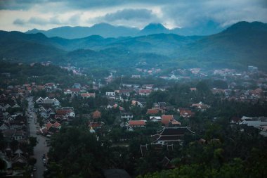Luang Prabang şehrinin yüksek açılı manzarası, Luangprabang Laos 'un kuzeyindeki Unesco' nun dünya mirası alanlarından biridir.