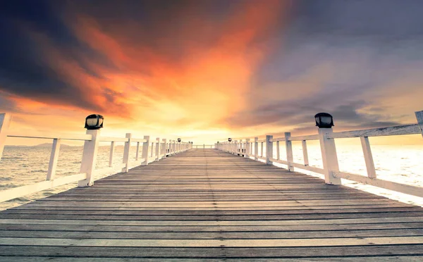 劇的な日没の空に対する美しい木製の桟橋 — ストック写真