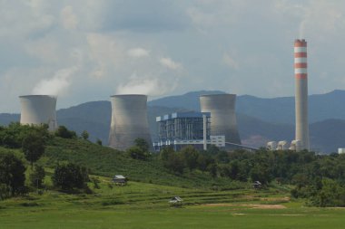 Lao 'nun kuzeyinde Sainyaburi' deki Hongsa elektrik üretim tesisinin manzarası  