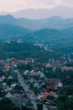 Luangprabang şehrinin yüksek açılı görüntüsü ne phatat pusi, luangprabang Lao 'nun kuzeyinde unesco' nun dünya mirası alanlarından biridir.