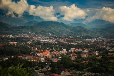 Luang Prabang şehrinin yüksek açılı manzarası, Luangprabang Laos 'un kuzeyindeki Unesco' nun dünya mirası alanlarından biridir.