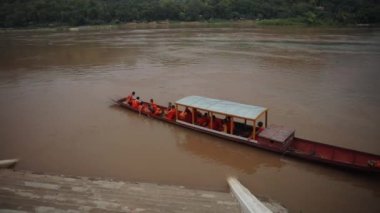Luangprabang lao-july19.2023: Luangprabang 'daki bir grup wat xiangthong keşişi, sabah olunca Mekong Nehri' nden geçerek Oposite Nehir Bölgesi 'ne gidiyorlar.  