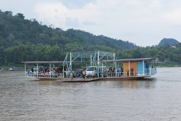 Luangprabang Lao July18 2023 Véhicule Terrestre Les Gens Voiture Ferry — Photo