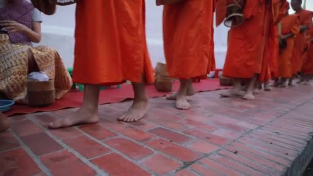 Munkar Som Tar Emot Mat Från Människor Stadens Gata Luangprabang — Stockvideo