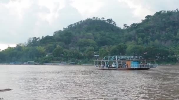 Luangprabang Lao July18 2023 Ferry Transportant Beaucoup Véhicules Traversant Rivière — Video