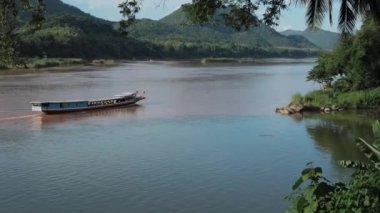 Luangprabang lao-july21.2023: Lao 'nun kuzeyinde Luangprabang' da Mekong ve Nam Khan Nehri 'ni geçen bir tekne.