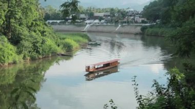 Luangprabang lao-july21,2023: Luangprabang 'ın yerli yolcu botu Lao' nun kuzeyindeki Vietnam khan nehrinden geçiyor, Luang prabang Lao 'daki unesco' nun dünya mirası alanlarından biridir.