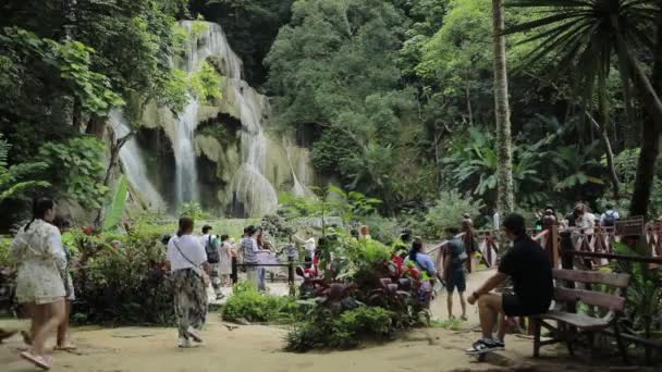 Luangprabang Lao July21 2023 Turisztikai Attrakció Tad Fan Víz Esik — Stock videók