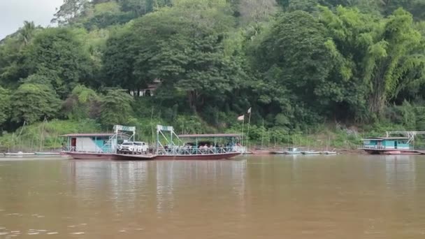 Luangprabang July22 2023 Barco Transbordador Que Lleva Vehículo Que Cruza — Vídeo de stock