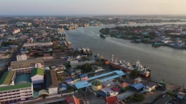 Samuthsakorn Tayland 'daki thachin nehrinin havadan görüntüsü.