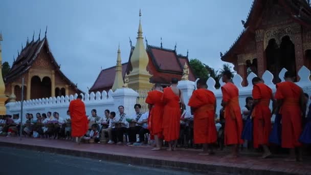 Luangprabang Lao Juli20 2023 Grupp Munk Som Tar Emot Klibbigt — Stockvideo