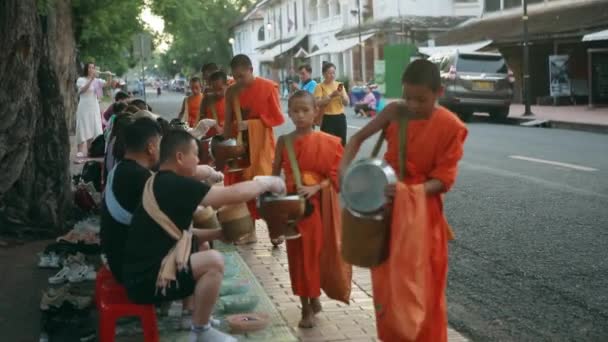 Luangprabang Lao July22 2023 Monjes Grupo Principiante Recibir Alimentos Turista — Vídeo de stock