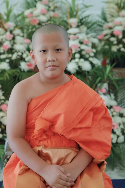 Budist Rahibe Adayının Portresi Dışarıda Dikilen Tayland Keşişi Kıyafetleri Giyiyor — Stok fotoğraf
