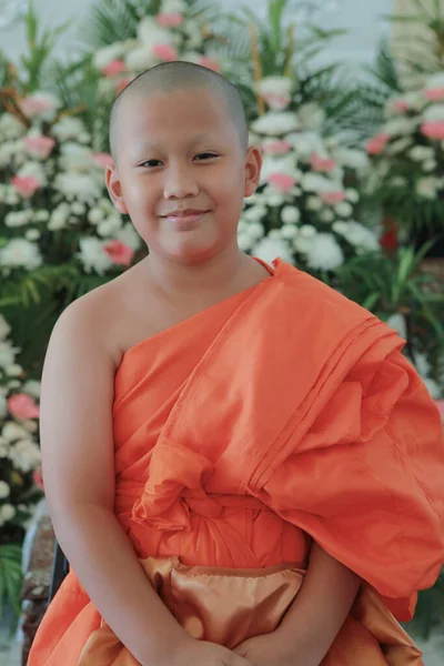 Budist Rahibe Adayının Portresi Dışarıda Dikilen Tayland Keşişi Kıyafetleri Giyiyor — Stok fotoğraf