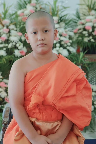 Portrait Novice Bouddhiste Portant Des Vêtements Moine Thaï Debout Plein — Photo