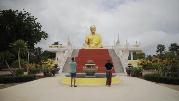 Aziatische Paren Bidden Bij Grote Boeddha Standbeeld Prachuap Khiri Khan — Stockvideo