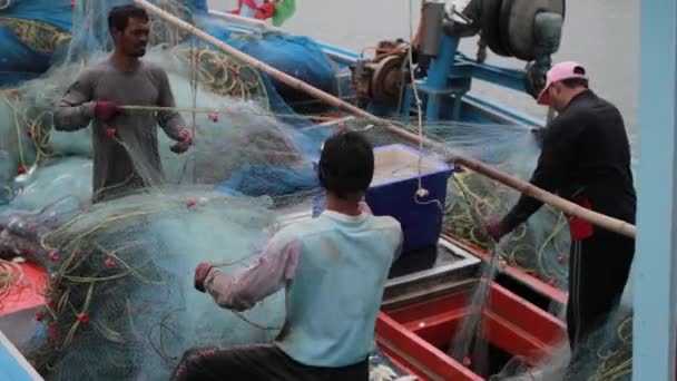 Прачуап Хири Хан Таиланд Сентябрь 102023 Работник Рыболовства Собирающий Морскую — стоковое видео