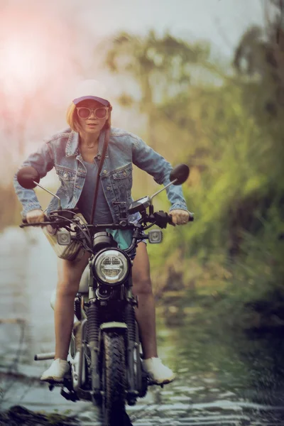 Mulher Vestindo Jeans Coleção Equitação Enduro Motocicleta Cruzando Faixa Água — Fotografia de Stock