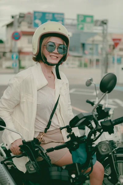 Asiatique Femme Portant Casque Sécurité Assis Sur Moto Processus Couleur — Photo