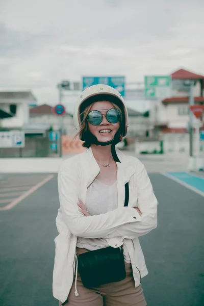 Γυναίκα Φορώντας Κράνος Ασφαλείας Στέκεται Στο Δρόμο Της Πόλης Toothy Εικόνα Αρχείου