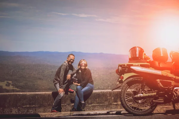 Couples Motard Toothy Sourire Avec Bonheur Côté Petite Moto Destination — Photo