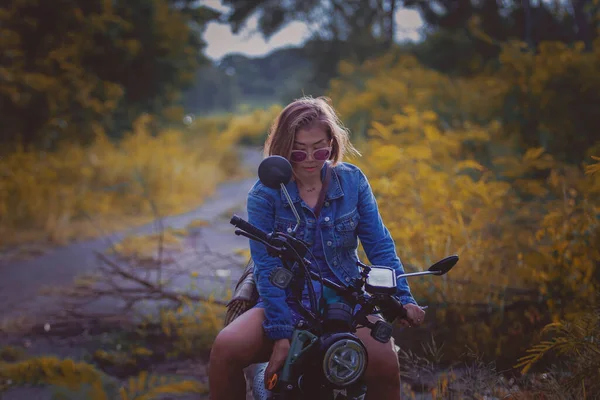 Belle Femme Portant Une Veste Jean Bleu Assis Sur Moto — Photo