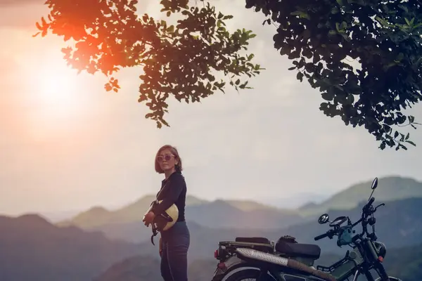 Женщина Защитным Шлемом Стоит Рядом Эндуро Мотоцикл Против Красивой Горной Стоковое Изображение