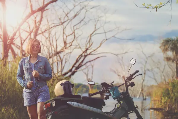 Bela Mulher Toothy Sorrindo Com Felicidade Lado Motocicleta Enduro Pequeno — Fotografia de Stock