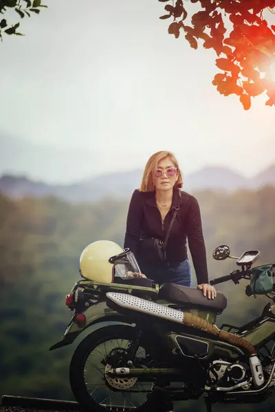 Όμορφη Γυναίκα Στέκεται Μικρό Enduro Μοτοσικλέτα Κατά Όμορφο Ορεινό Τοπίο Εικόνα Αρχείου