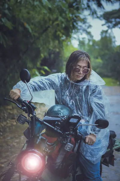 Mulher Bonita Vestindo Roupas Chuva Plástico Equitação Pequena Motocicleta Enduro — Fotografia de Stock