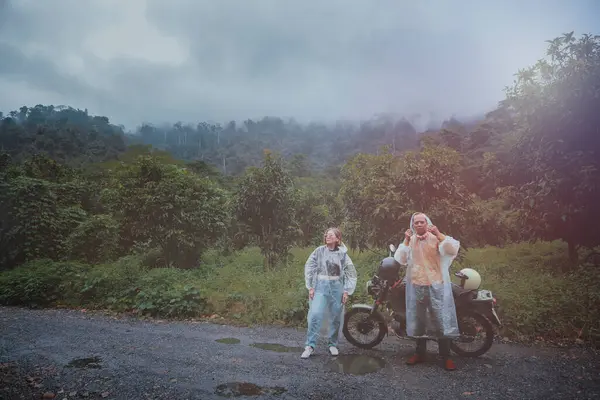 Ζευγάρια Των Ασιατών Ποδηλάτης Φορώντας Πλαστικό Αδιάβροχο Λεκές Δίπλα Μικρή Royalty Free Εικόνες Αρχείου